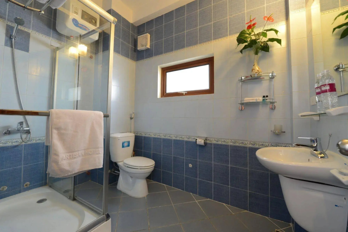 Artisan Lakeview Hotel