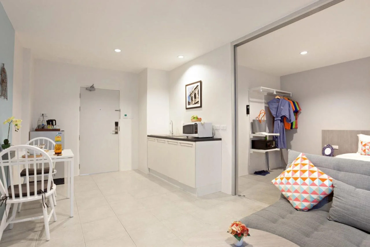 Отель Recenta Suite Phuket Suanluang