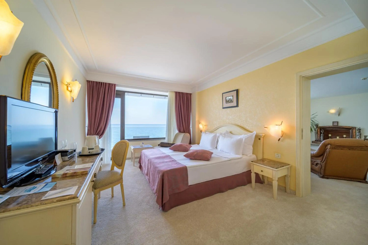 Palace Hotel - Sunny Day Resort