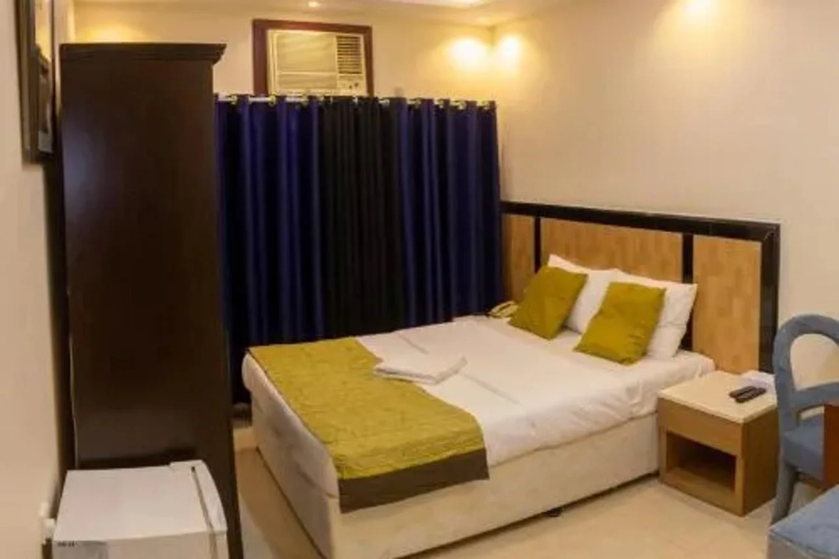 OYO 1118 Sharjah Plaza Hotel