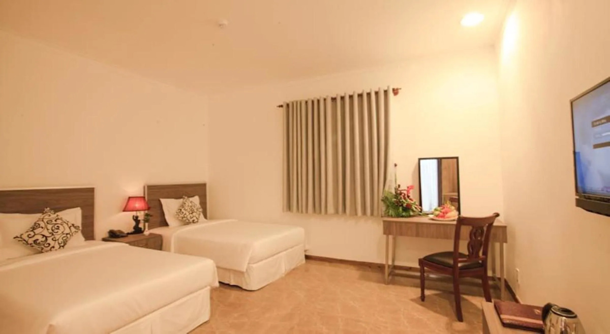 Den Long Do Hotel & Restaurant