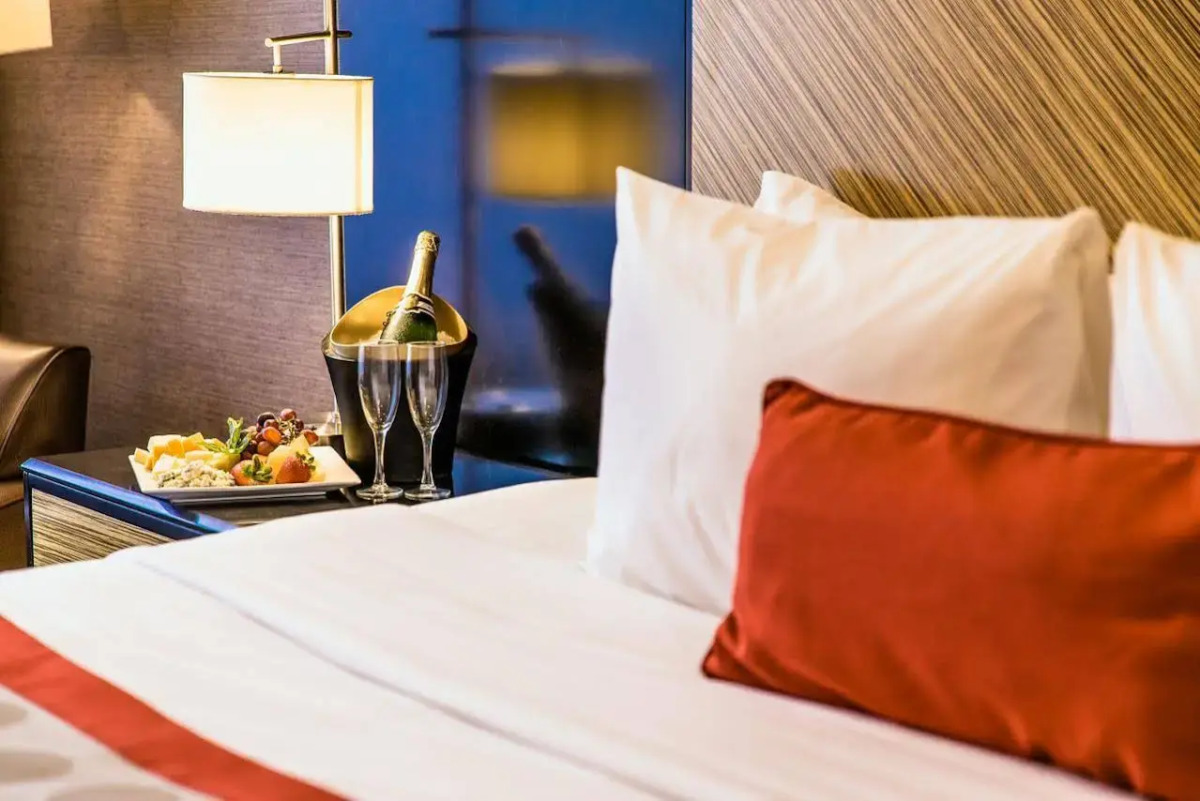 Holiday Inn Newark International Airport by IHG