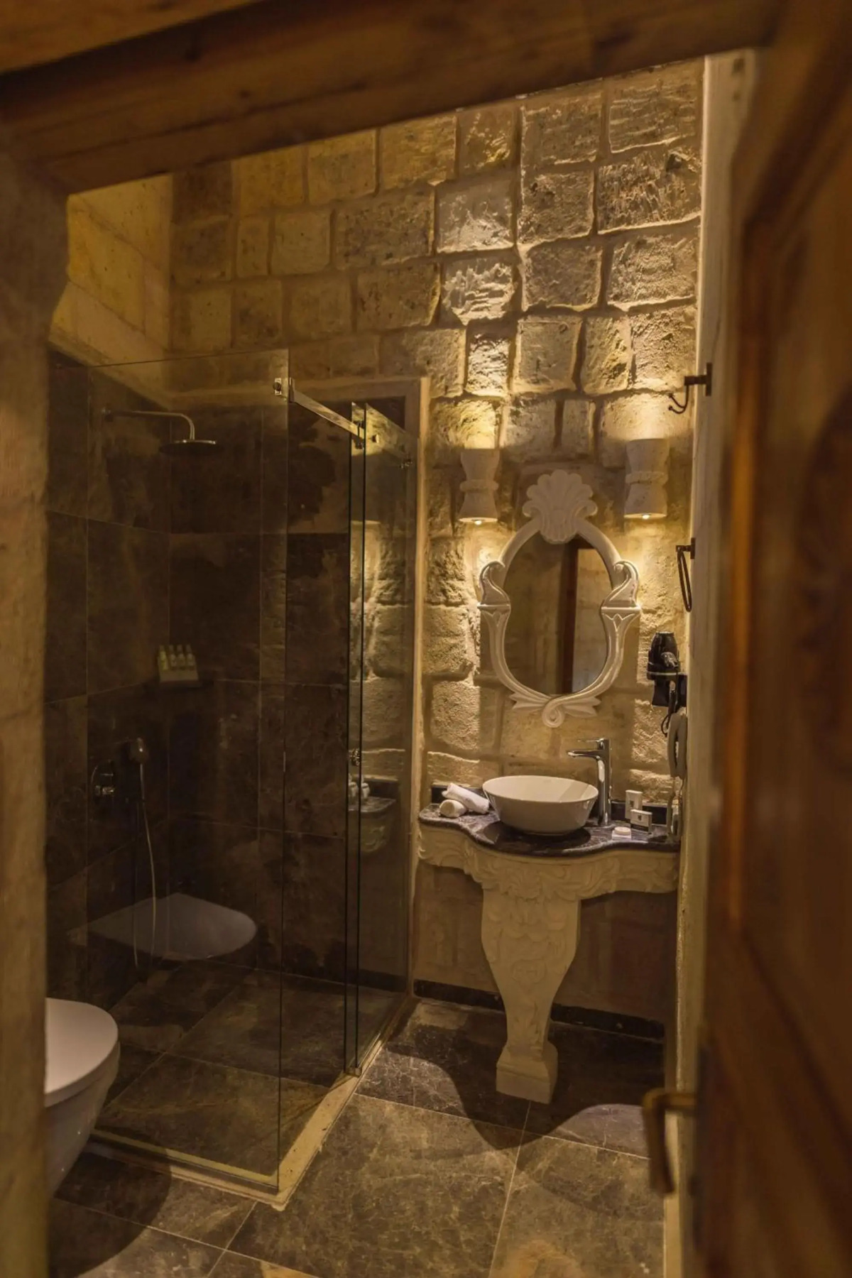 Solo Cave Suites