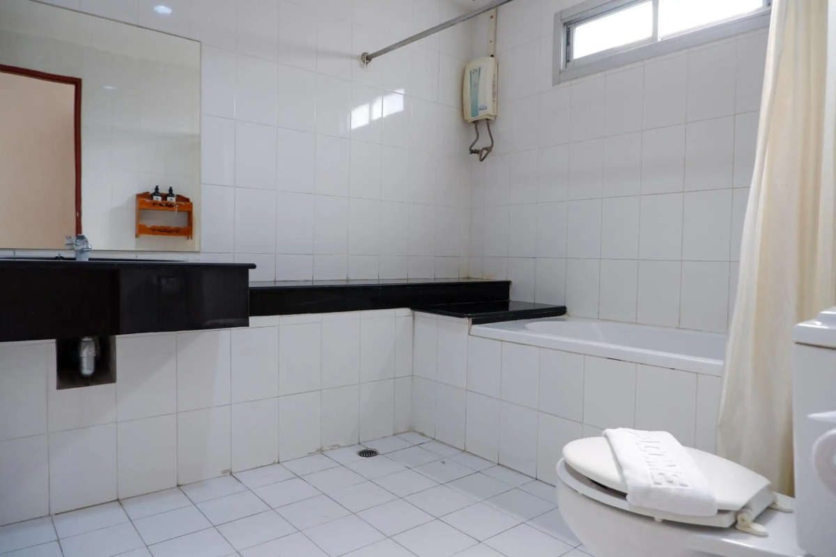 18 Coins Budget Hotel