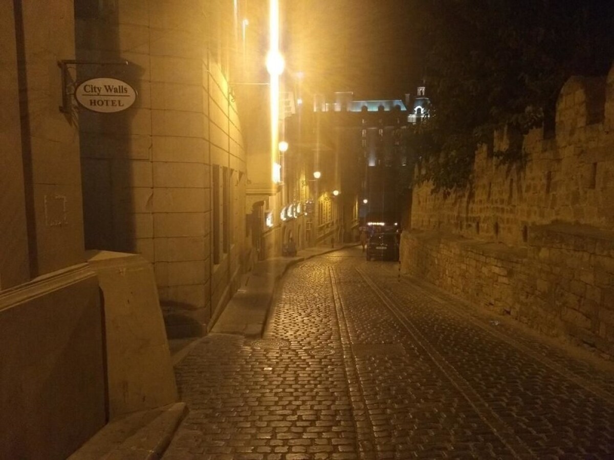 Отель City Walls