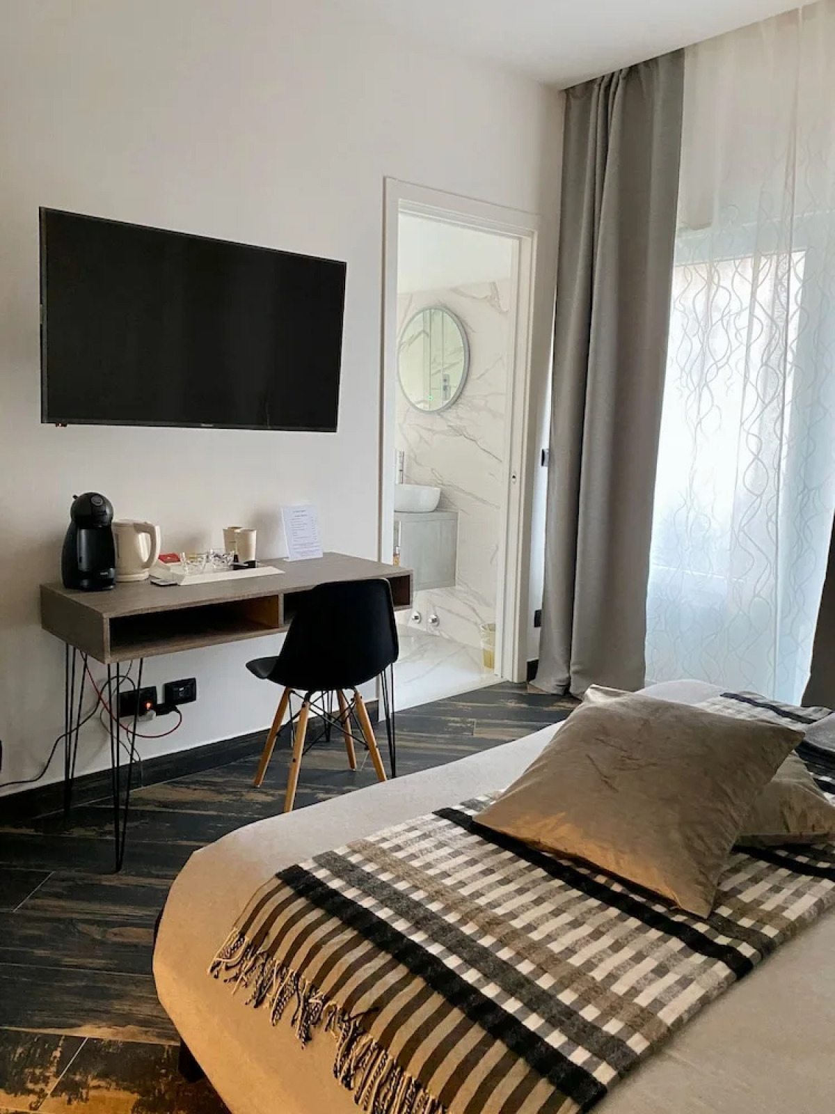 Gatto Bianco Le Mura