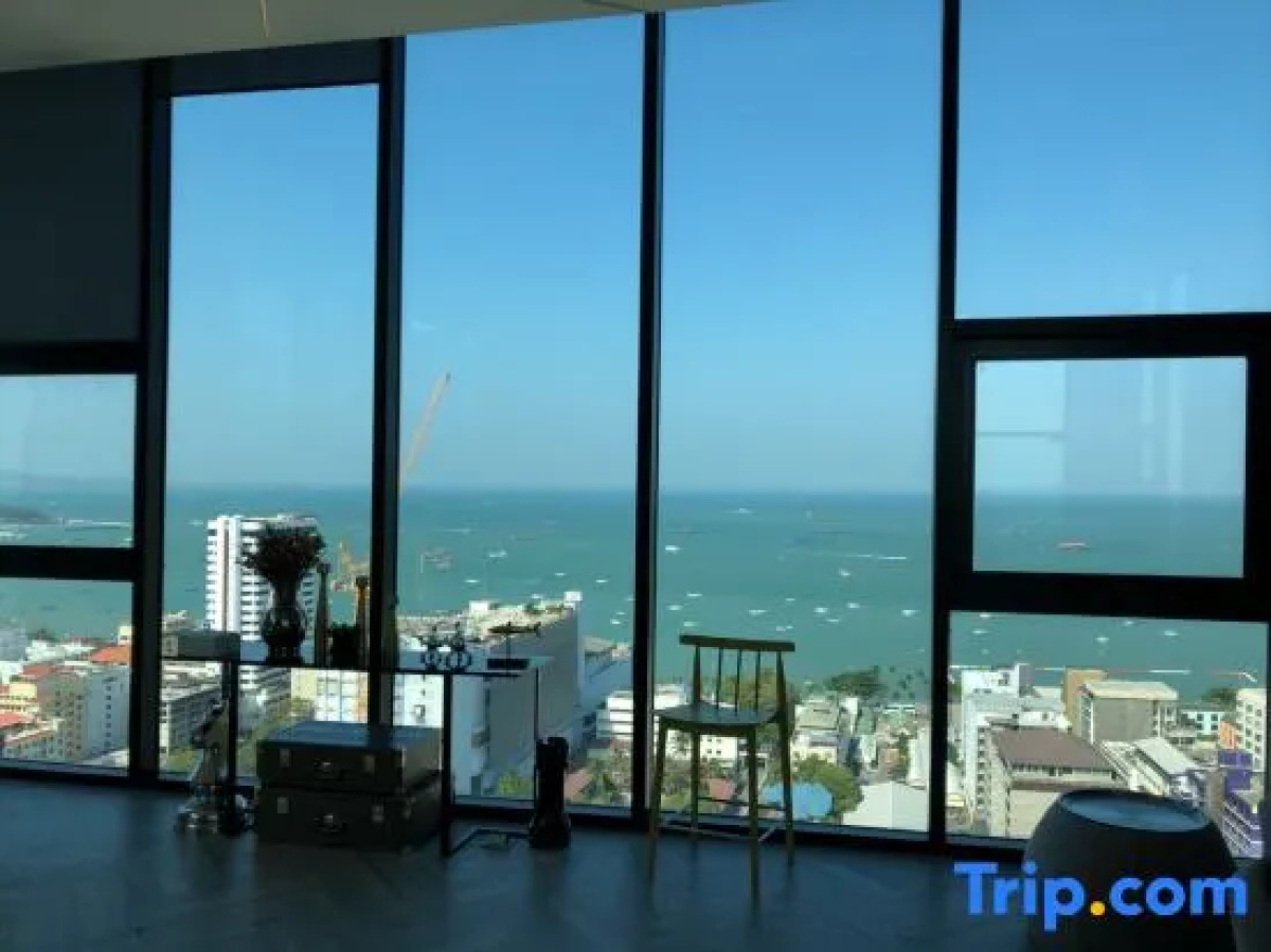 The Base Central Pattaya by Minsu