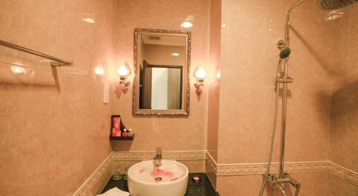 Den Long Do Hotel & Restaurant