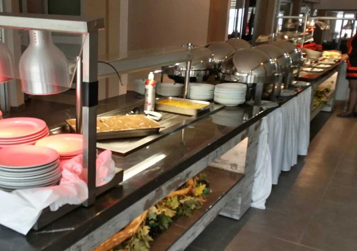 Mackenzie Beach Hotel & Apartments