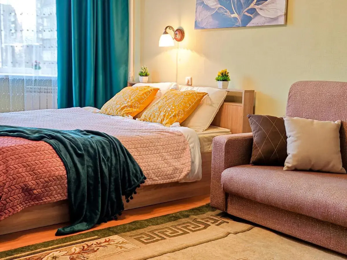 Диван и Чемодан на ул. Семьи Шамшиных, 18