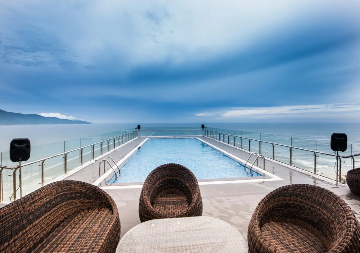 Yarra Ocean Suites Danang