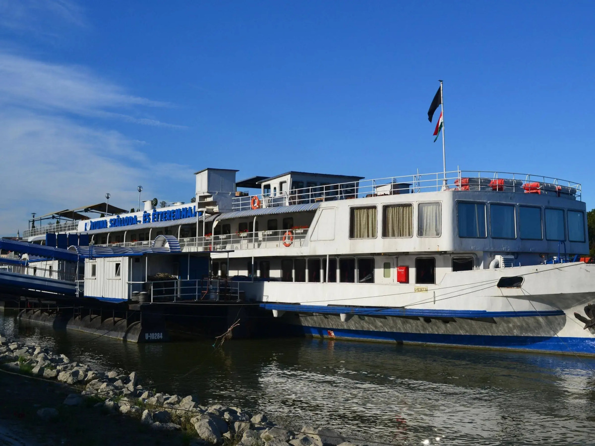 Fortuna Boat Hotel