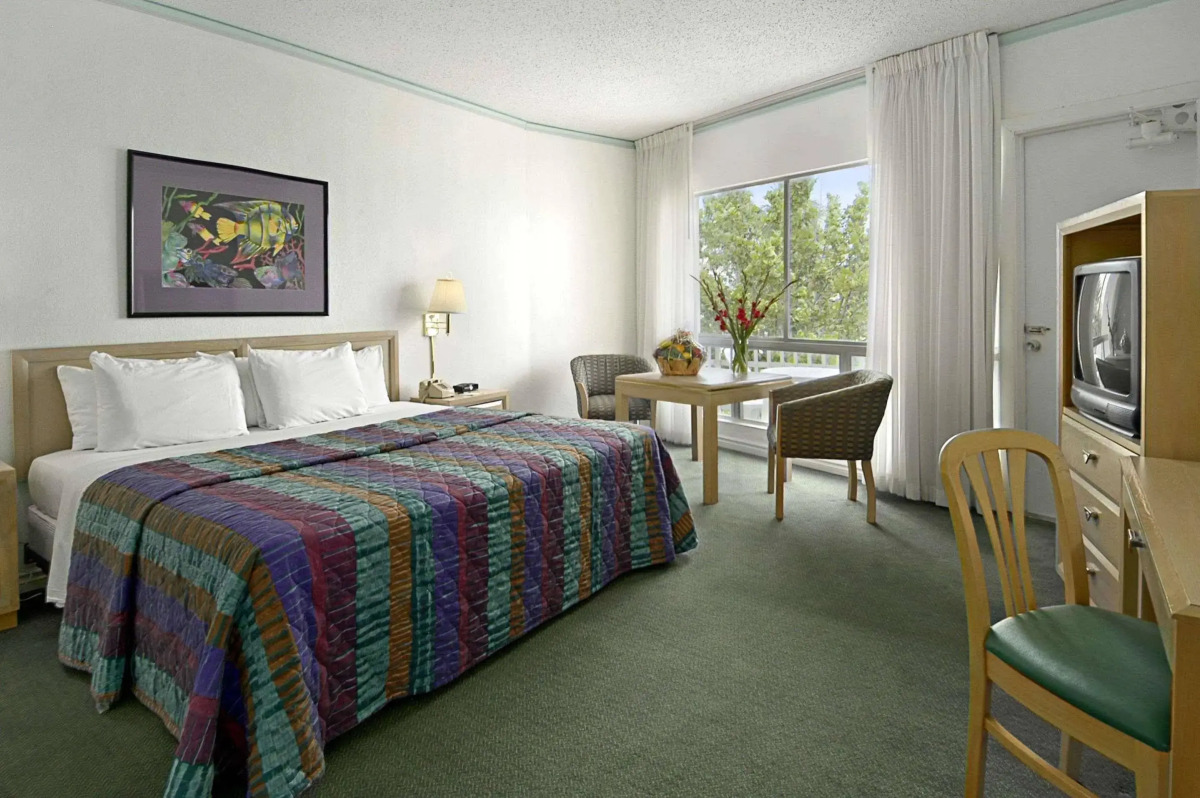 Days Hotel - Thunderbird Beach Resort