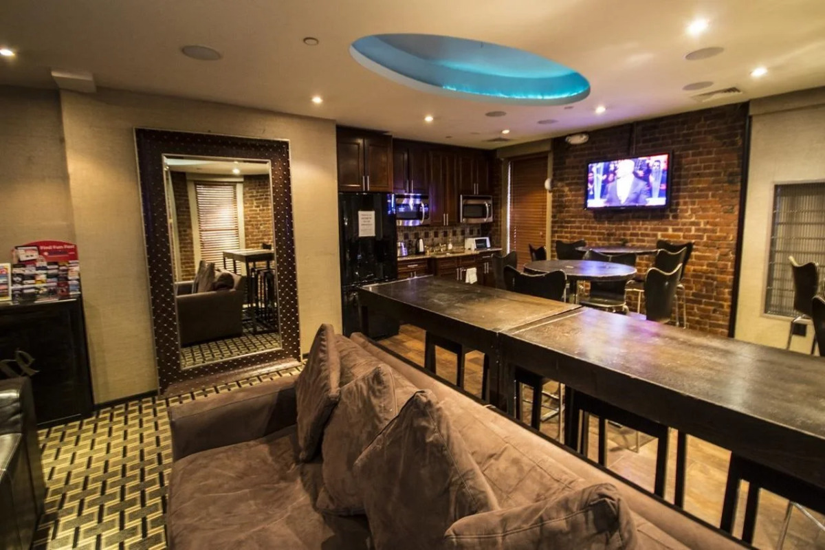 Broadway Hotel and Hostel