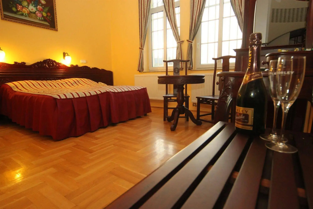 Fried Castle Hotel and Restaurant