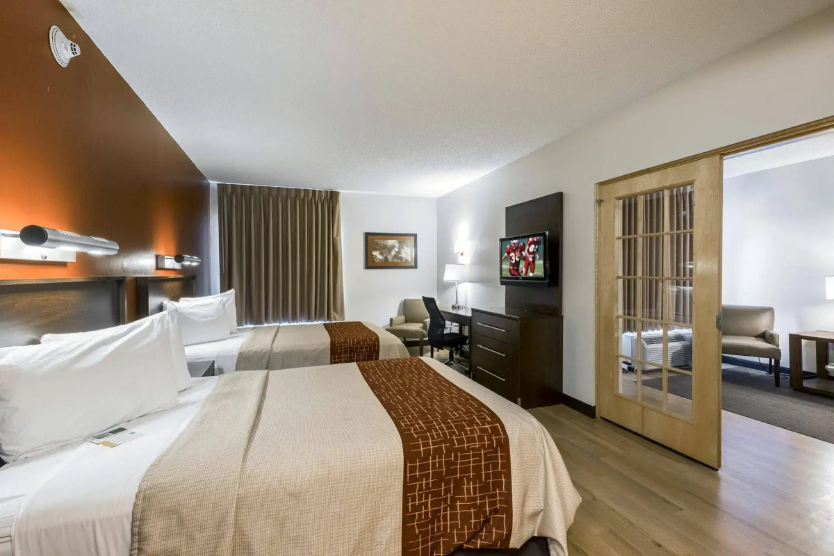 Red Roof Inn PLUS+ Long Island - Garden City