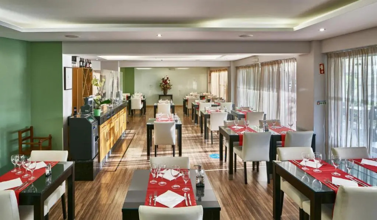 Parque Mourabel, Oasis Village, Pe do Lago