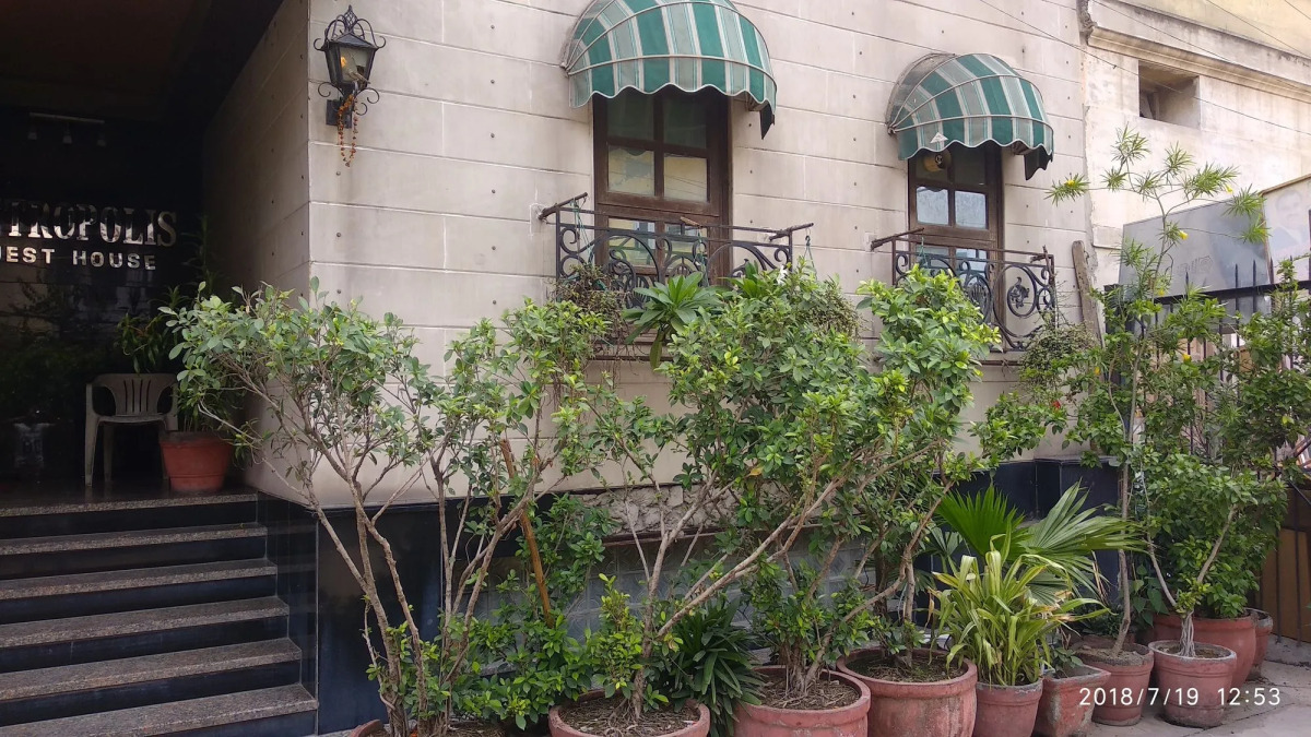 The Metropolis Guest House Near RK Ashram Metro Station
