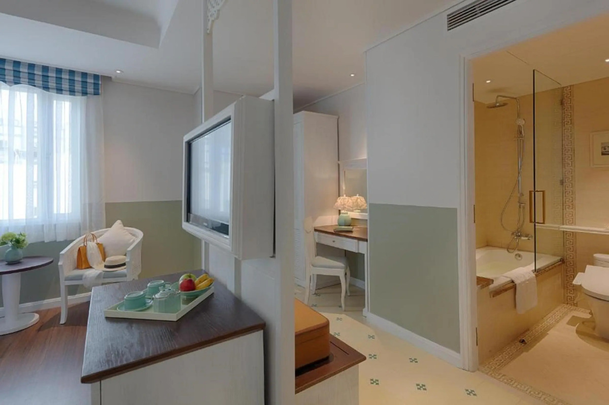 Au Lac Charner Hotel