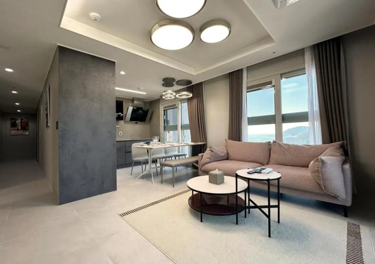 Y COLLECTION by UH FLAT OSIRIA