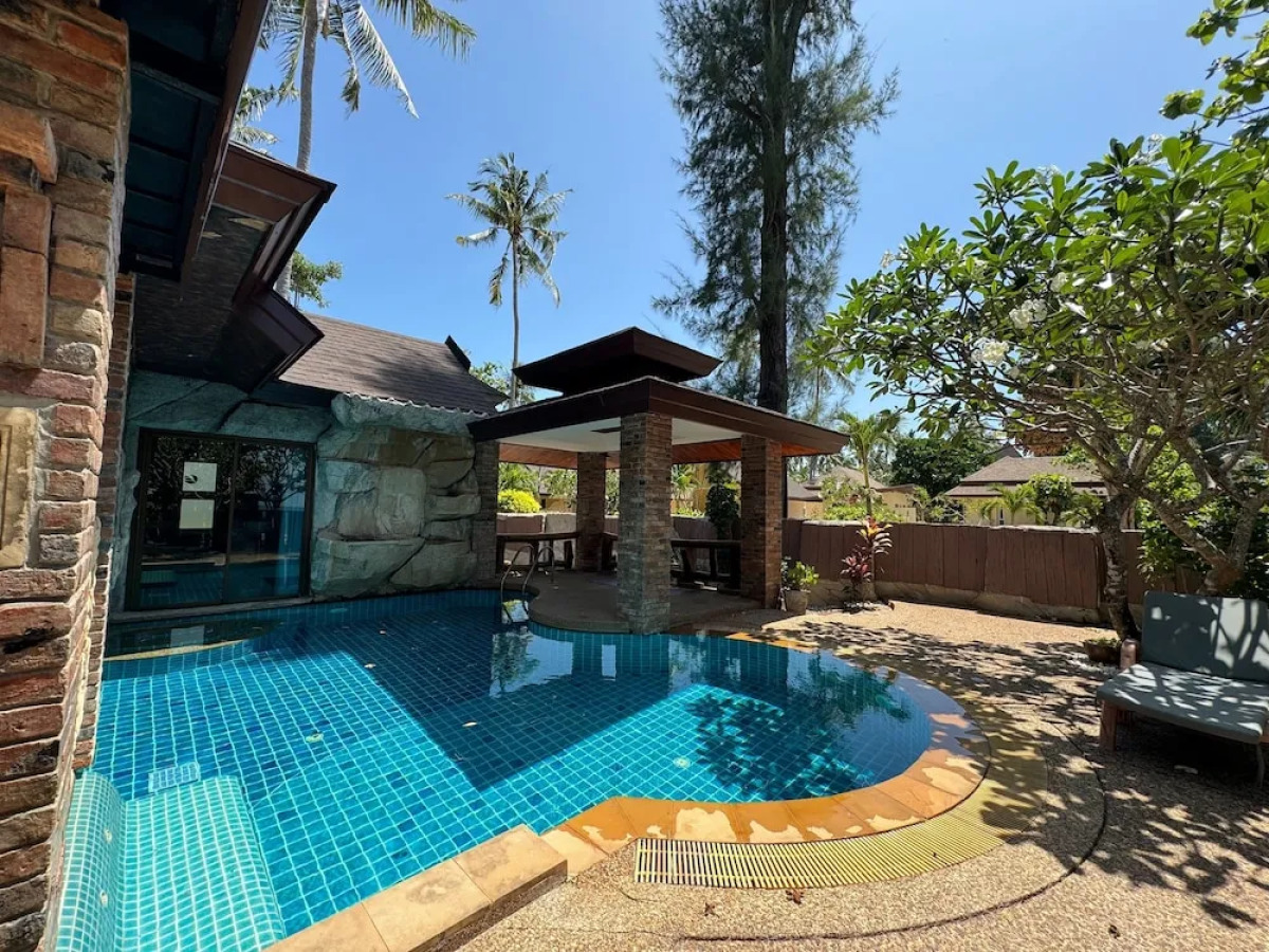Hotel and Beach Bungalow at Lanta Resort