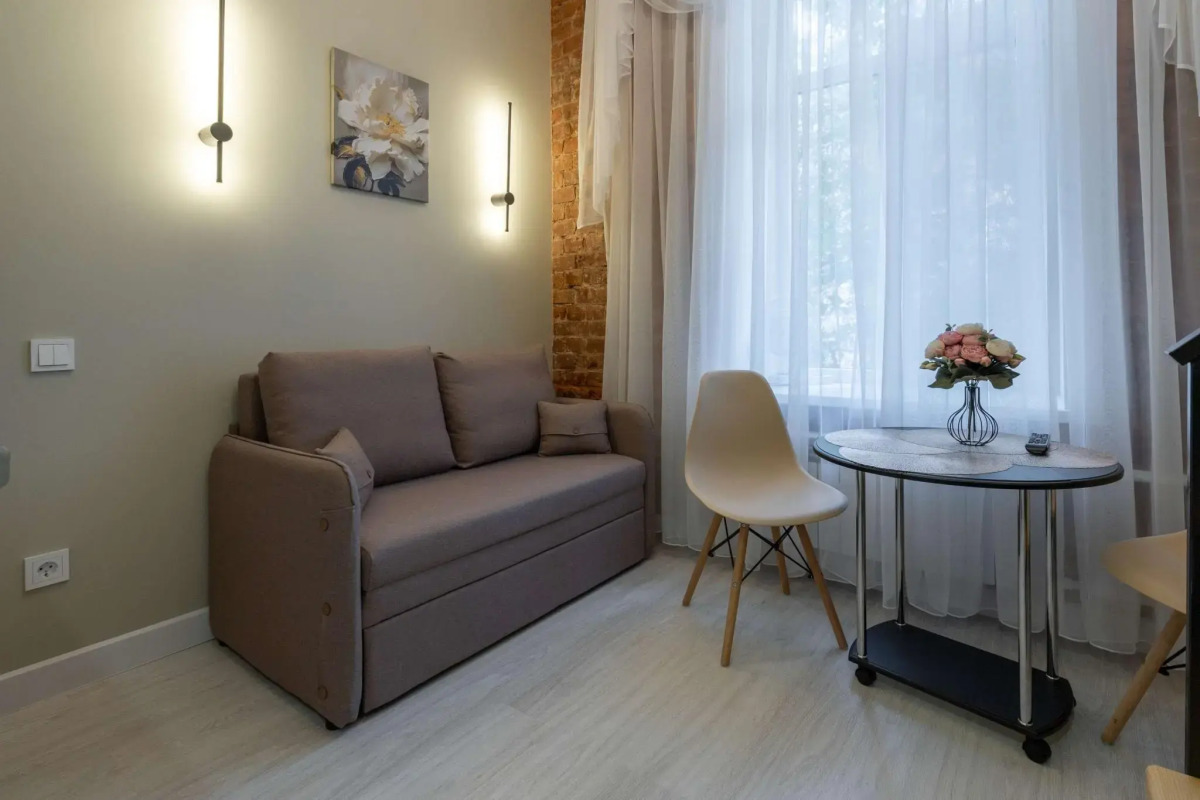 Метры в центре на Греческом проспекте 17