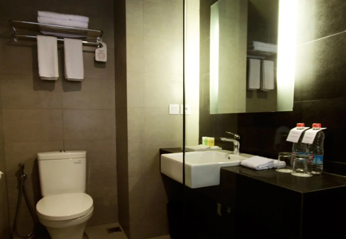 Отель Sevn Legian