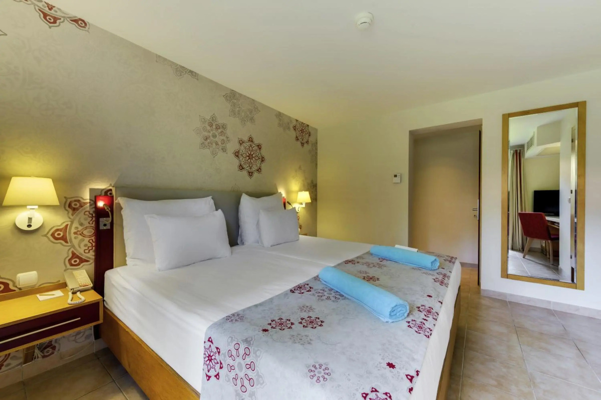 Robinson Camyuva - Adults only