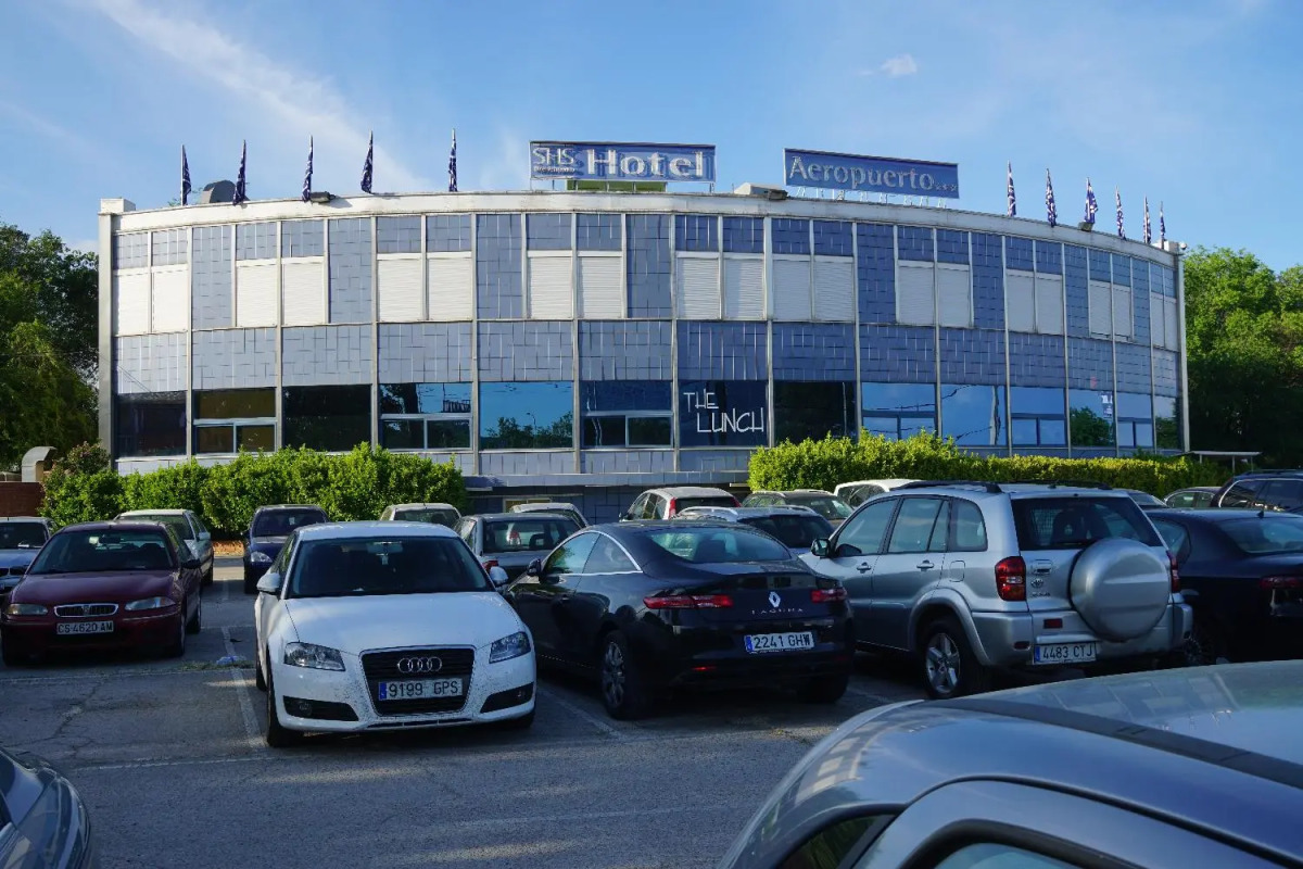 AP Hotel and Parking