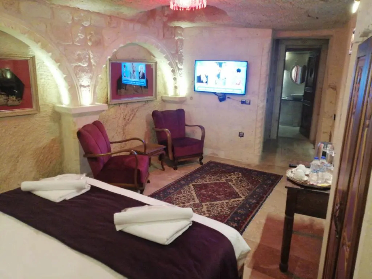 Solo Cave Suites