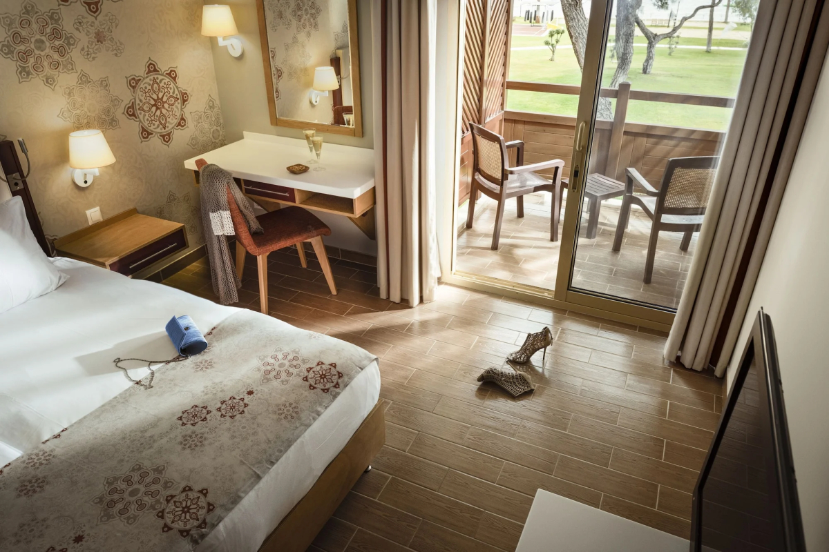 Robinson Camyuva - Adults only