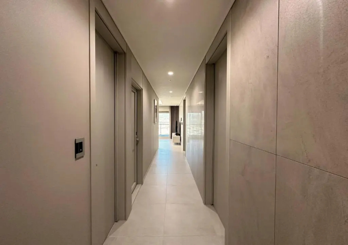 Y COLLECTION by UH FLAT OSIRIA