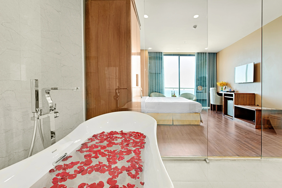 Yarra Ocean Suites Danang
