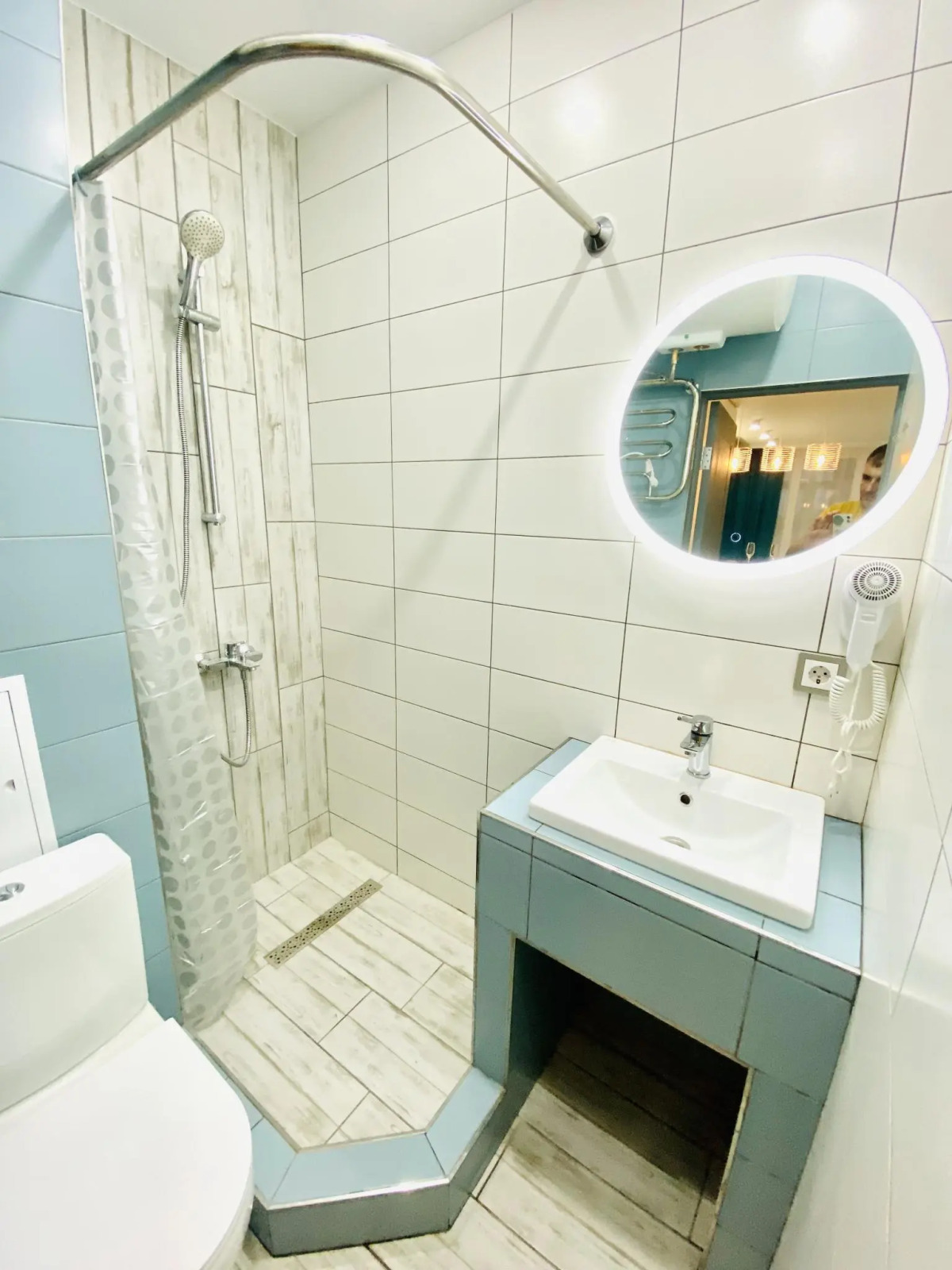 Вокруг света на улице Революции 1905 года