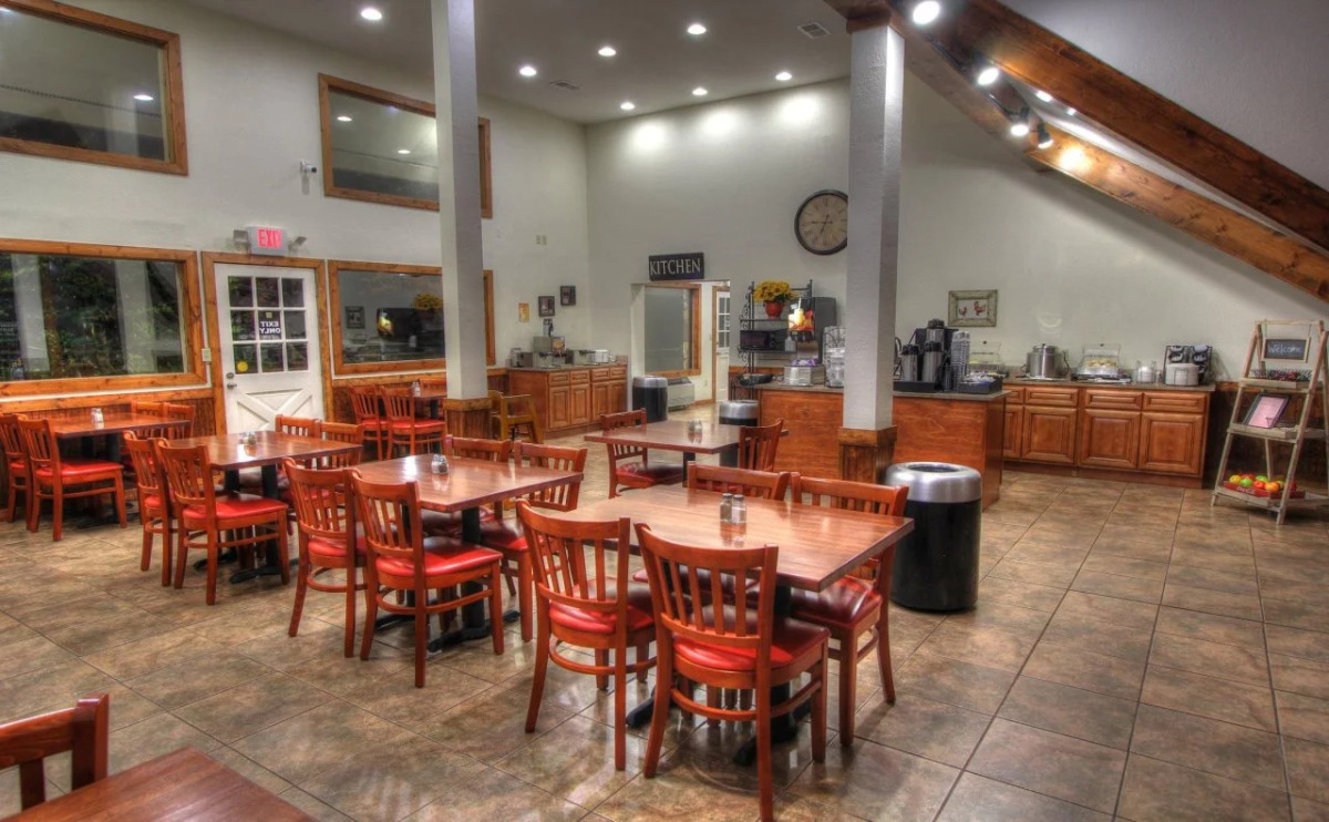 Crossroads Inn & Suites