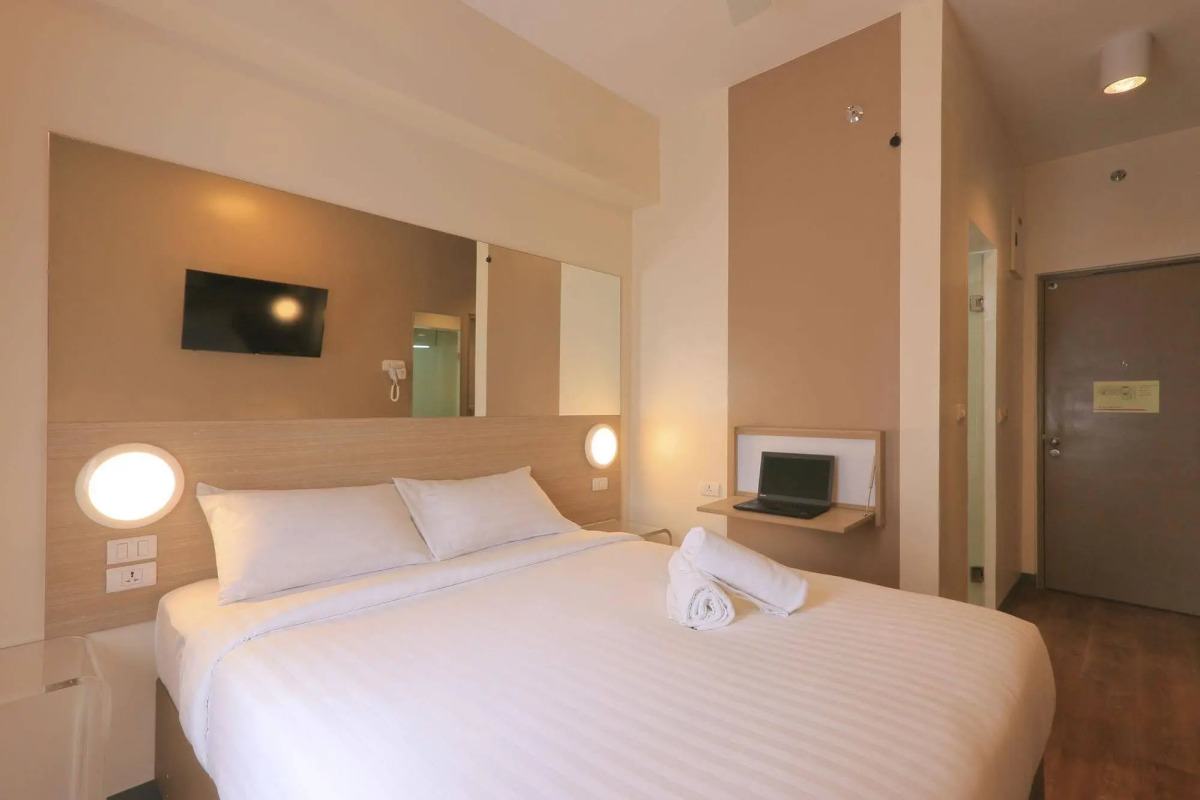 Red Planet Makati Amorsolo