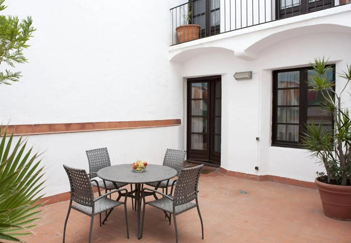 Aspasios Plaza Real Apartments