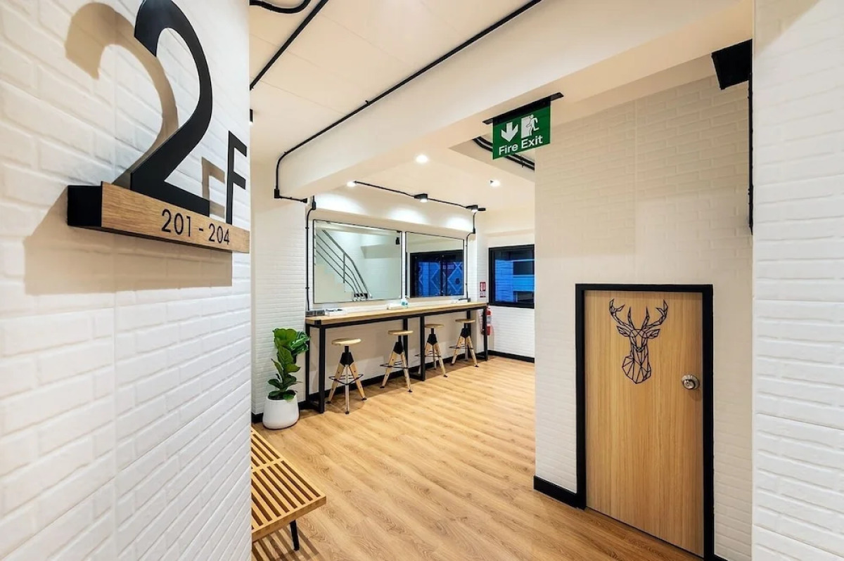 Siam Subway Hostel and Café