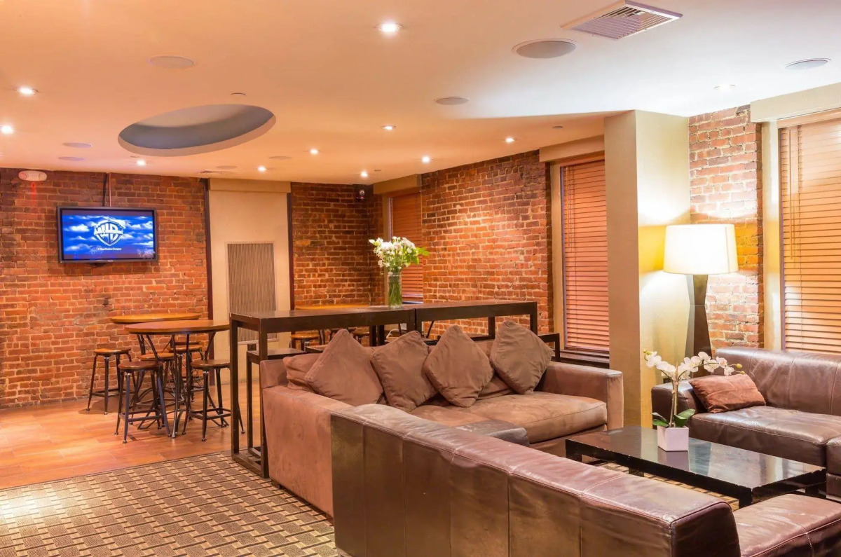 Broadway Hotel and Hostel