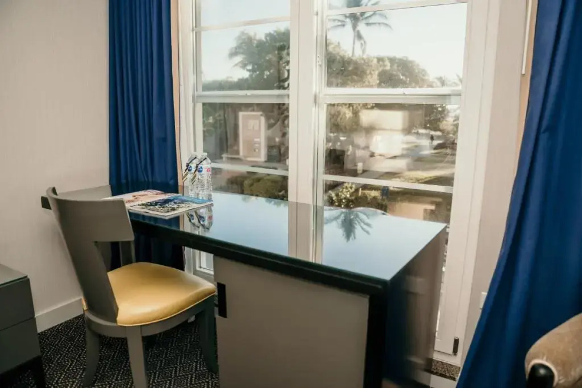 Hotel Breakwater South Beach