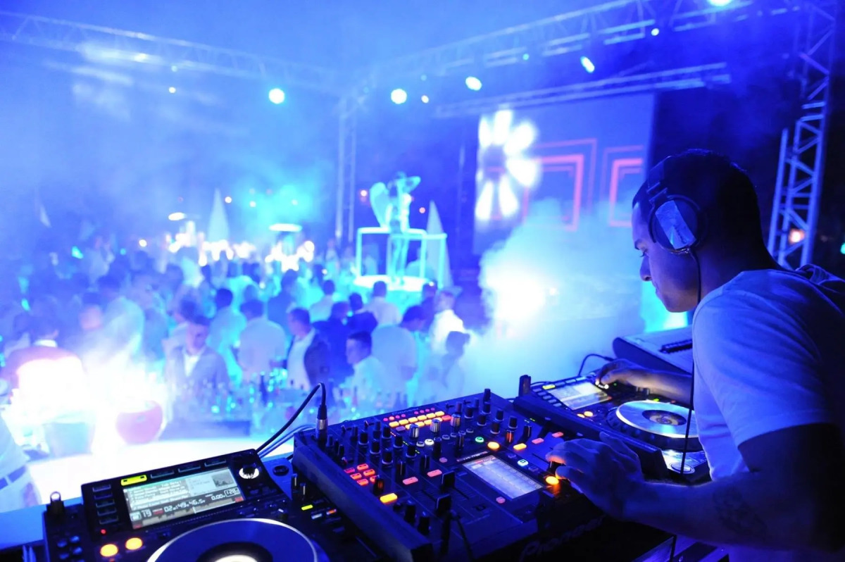 Robinson Camyuva - Adults only