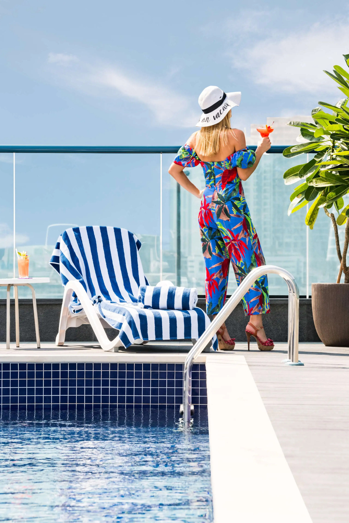 Отель Radisson Blu Hotel, Dubai Canal View