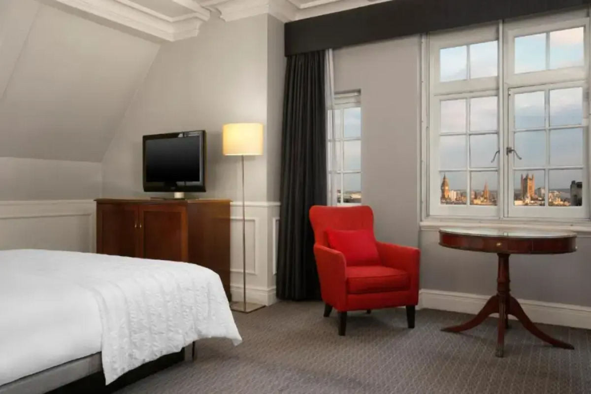 Отель The Dilly