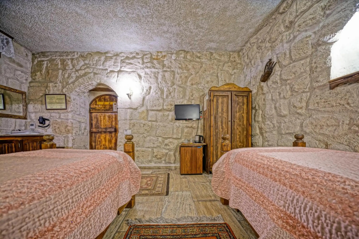Maccan Cave Hotel
