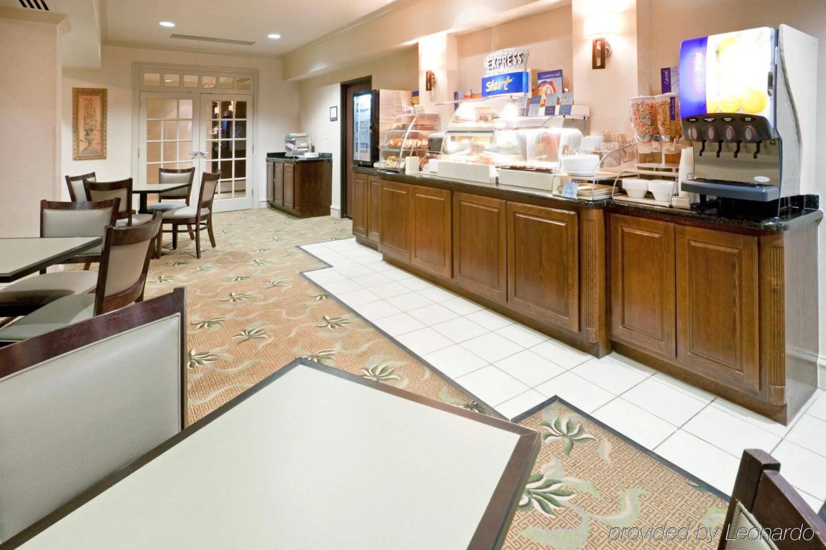 Holiday Inn Express & Suites Eagle Pass by IHG