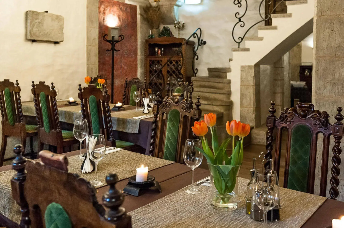 Отель Three Crowns Residents