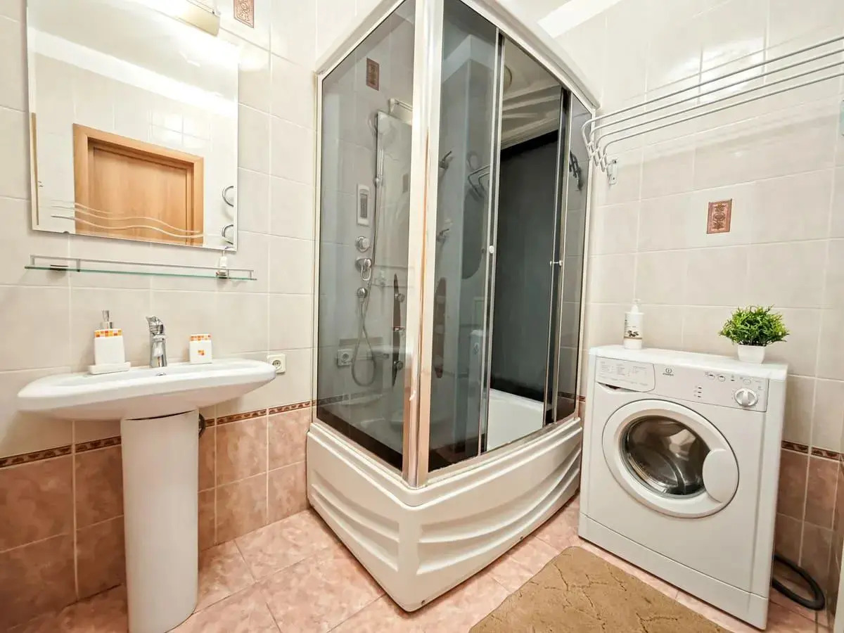 Диван и Чемодан на ул. Семьи Шамшиных, 18