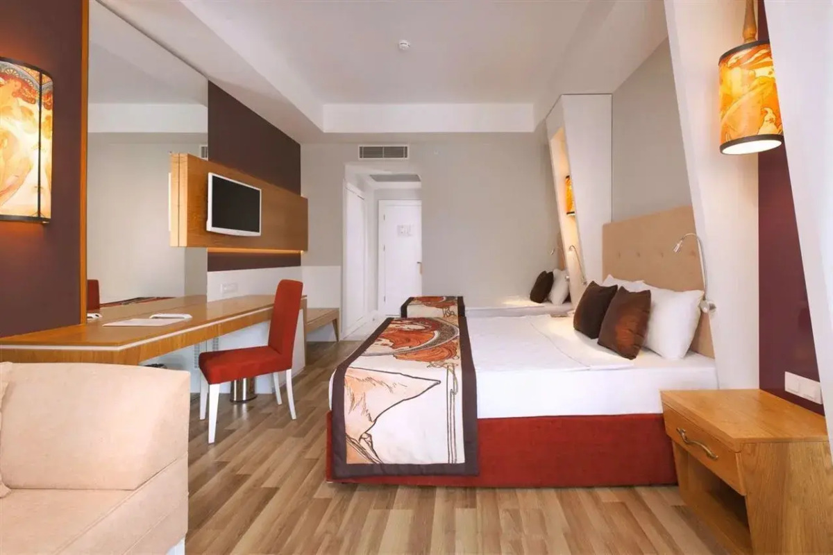 Hotel Orange Palace Side