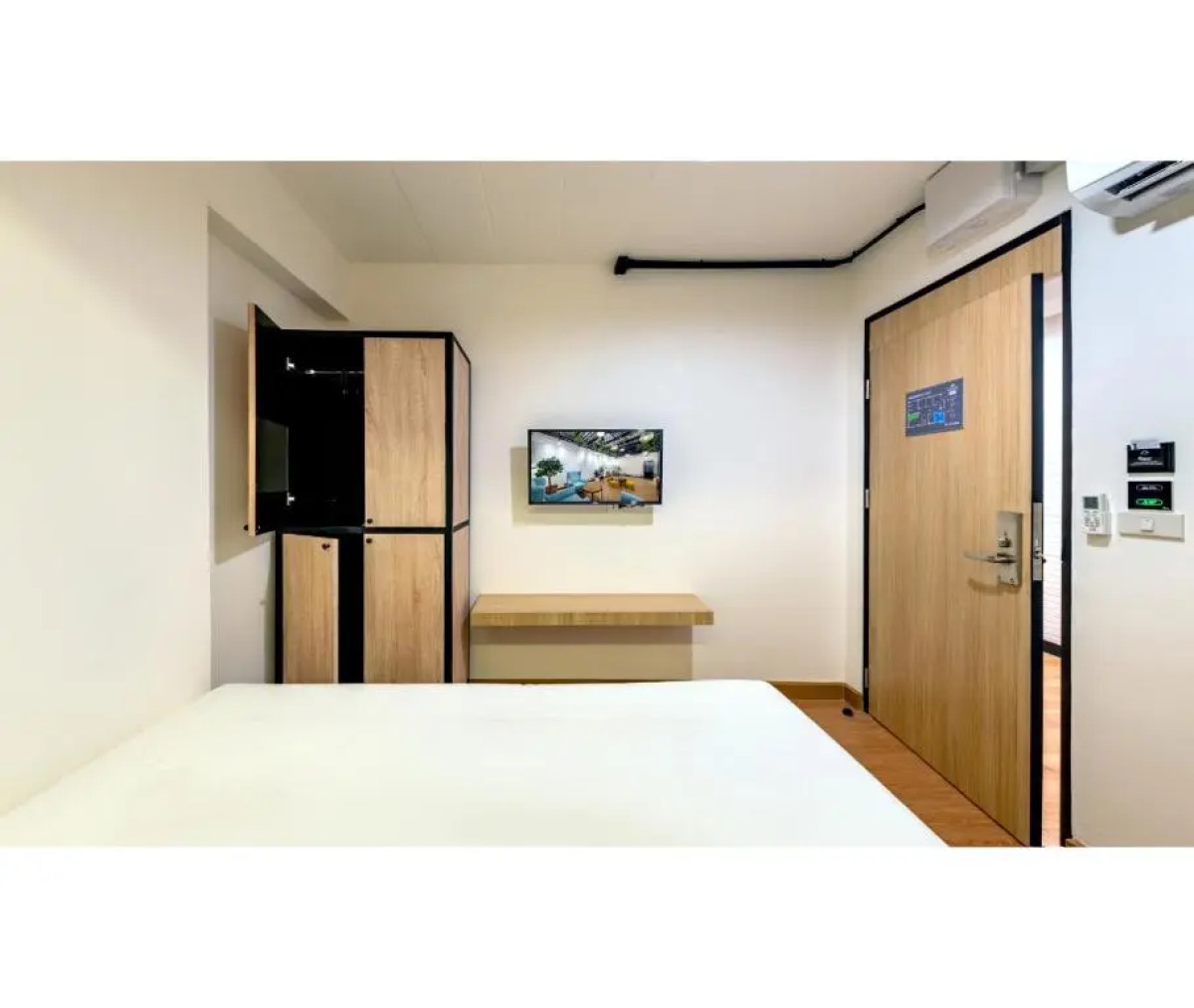 Siam Subway Hostel and Café