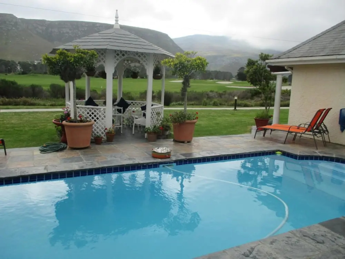 Mulligans Golf Lodge